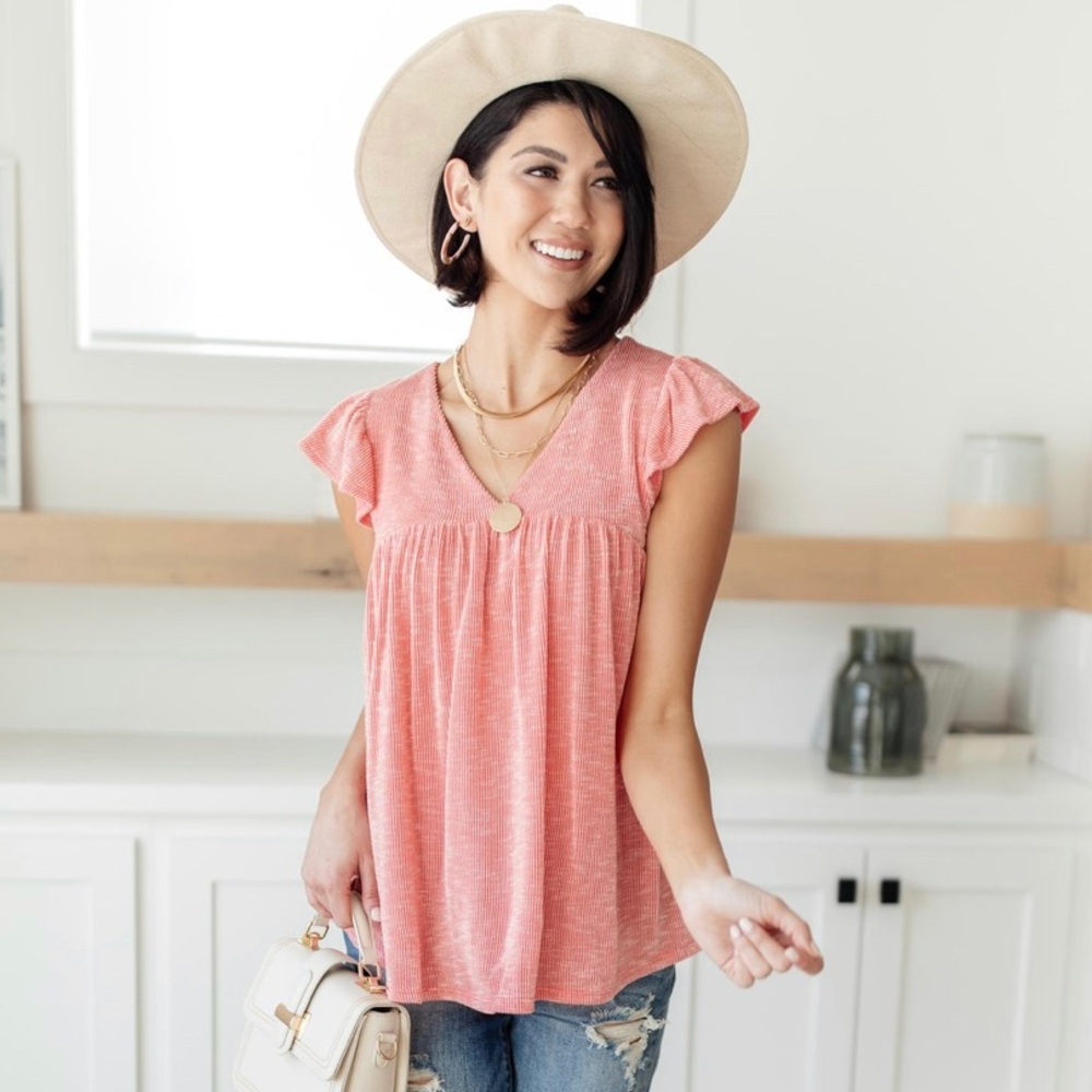 RIBBED FLUTTER SLEEVE TOP IN CORAL